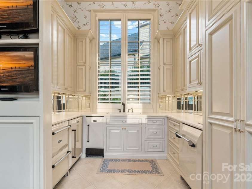 18019 Harbor Light Boulevard, Cornelius, NC 28031.  MLS# CAR3895525, YatesRealty ID 1. Pool House kitchen