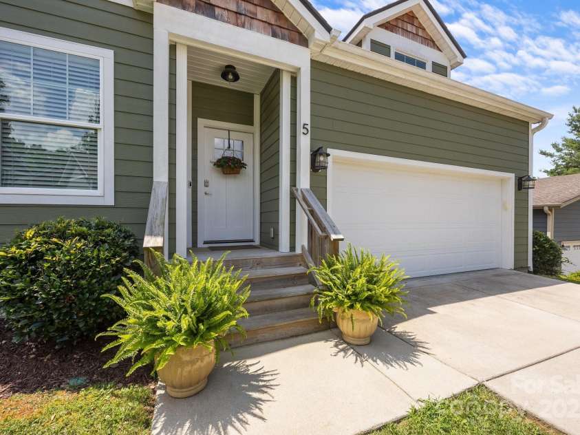 5 Meeting Street, Asheville, NC 28803.  MLS# CAR4298172, YatesRealty ID 10. 5 Meeting Street