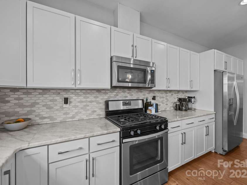 5 Meeting Street, Asheville, NC 28803.  MLS# CAR4298172, YatesRealty ID 10. Gas cooktop