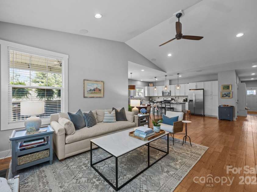 5 Meeting Street, Asheville, NC 28803.  MLS# CAR4298172, YatesRealty ID 10. Open floorplan