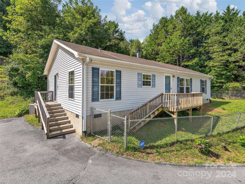 33 Goose Creek Road, Swannanoa, NC 28778.  MLS# CAR4174753, YatesRealty ID 1000. 
