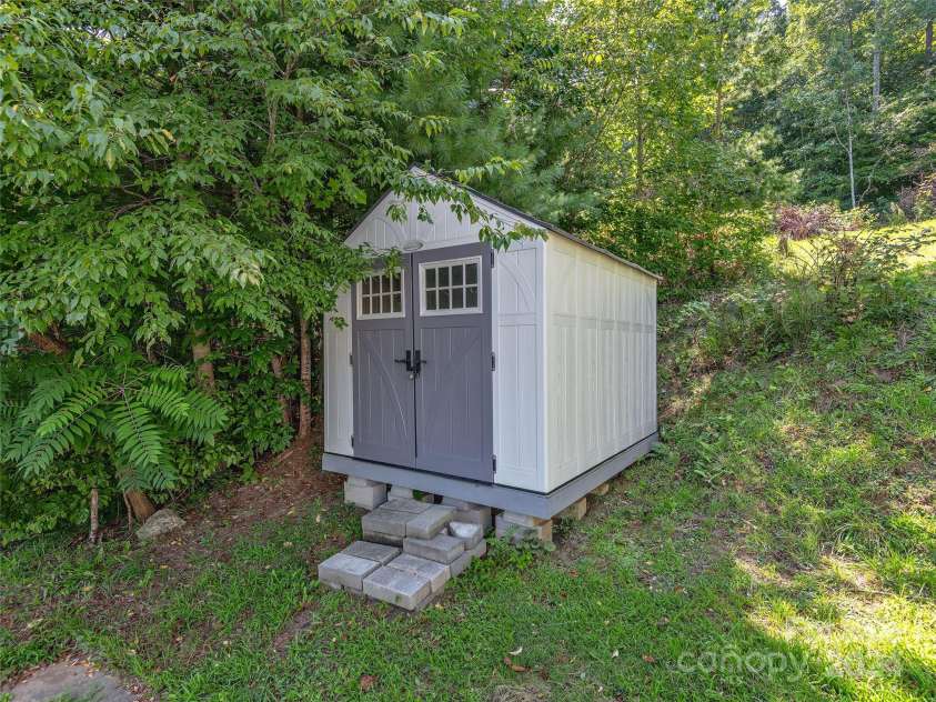 33 Goose Creek Road, Swannanoa, NC 28778.  MLS# CAR4174753, YatesRealty ID 1000. 