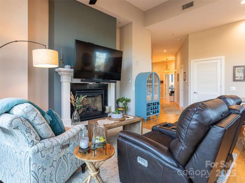 60 Market Street, Asheville, NC 28801.  MLS# CAR4321764, YatesRealty ID 1000. 