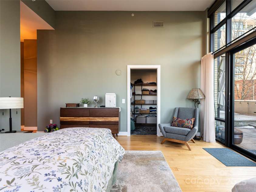 60 Market Street, Asheville, NC 28801.  MLS# CAR4321764, YatesRealty ID 1000. 