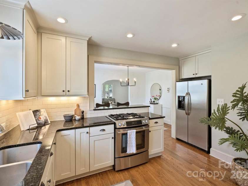 2015 Club Road, Charlotte, NC 28205.  MLS# CAR4252825, YatesRealty ID 10002. 