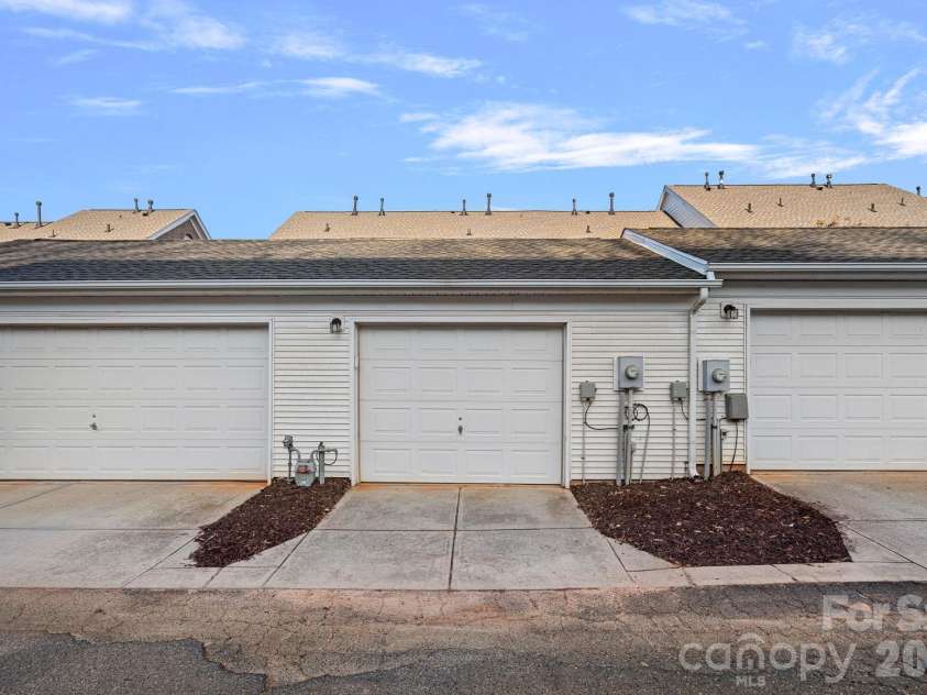 121 Quarter Lane, Mooresville, NC 28117.  MLS# CAR4334394, YatesRealty ID 10003. 