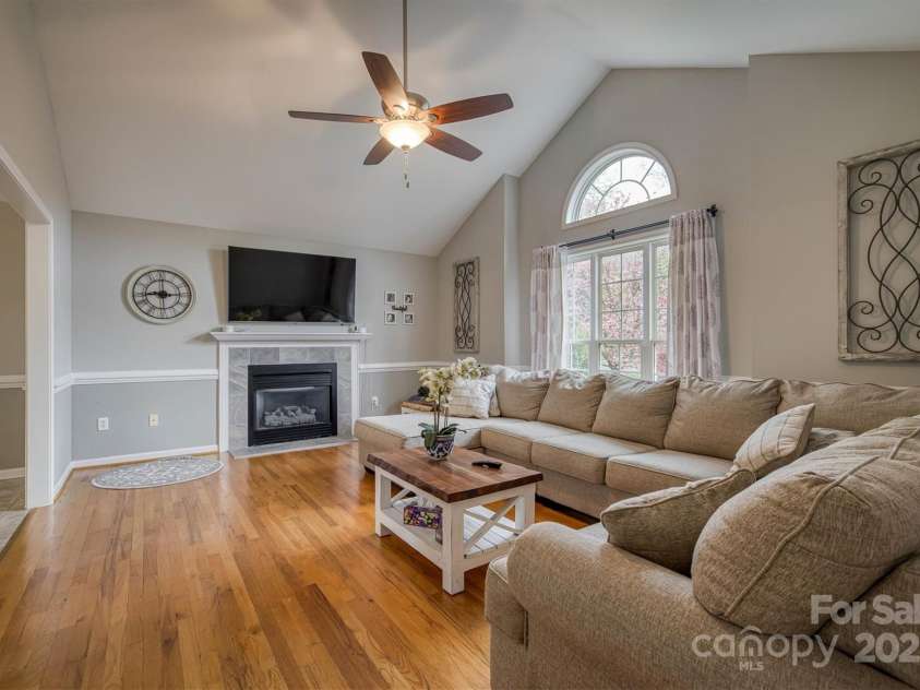 3704 25th Street Place, Hickory, NC 28601.  MLS# CAR4242158, YatesRealty ID 10004. 