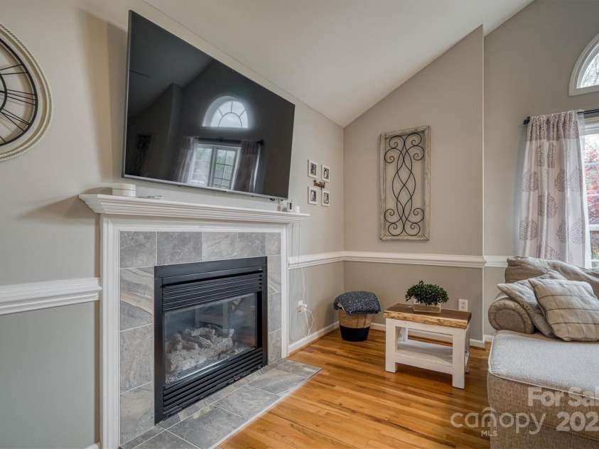 3704 25th Street Place, Hickory, NC 28601.  MLS# CAR4242158, YatesRealty ID 10004. 