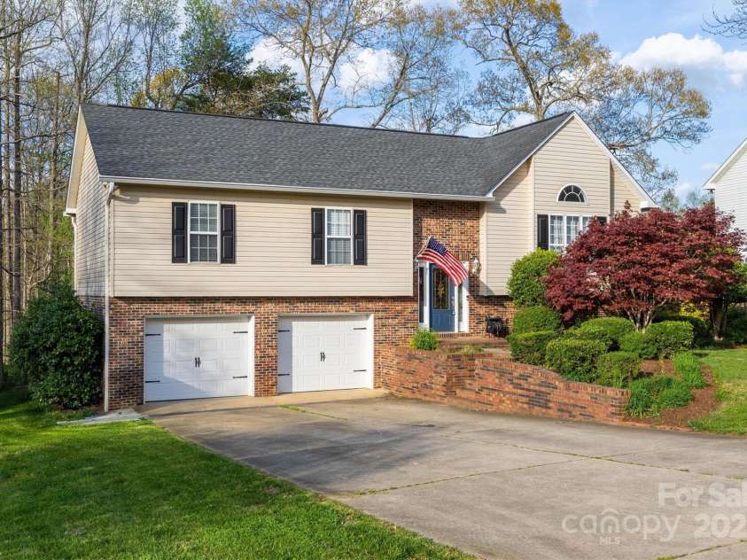 3704 25th Street Place, Hickory, NC 28601.  MLS# CAR4242158, YatesRealty ID 10004. 