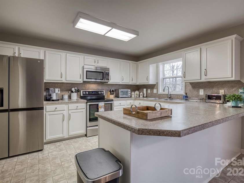 3704 25th Street Place, Hickory, NC 28601.  MLS# CAR4242158, YatesRealty ID 10004. 