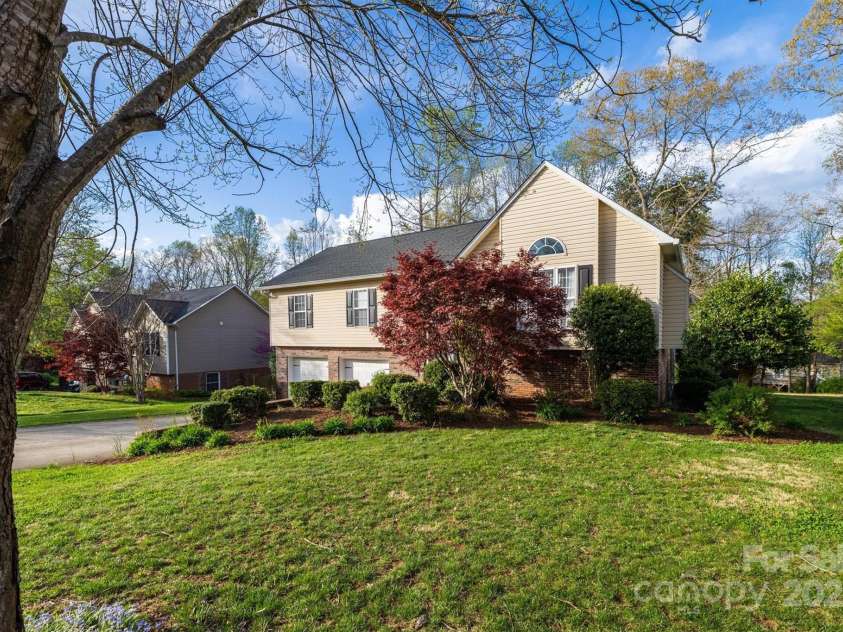 3704 25th Street Place, Hickory, NC 28601.  MLS# CAR4242158, YatesRealty ID 10004. 