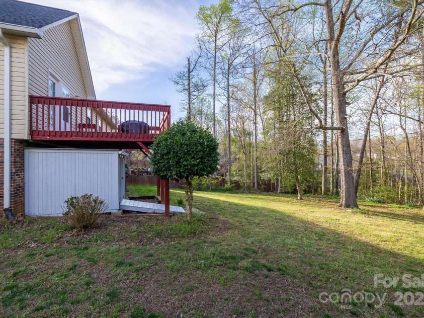 3704 25th Street Place, Hickory, NC 28601.  MLS# CAR4242158, YatesRealty ID 10004. Backyard/Deck