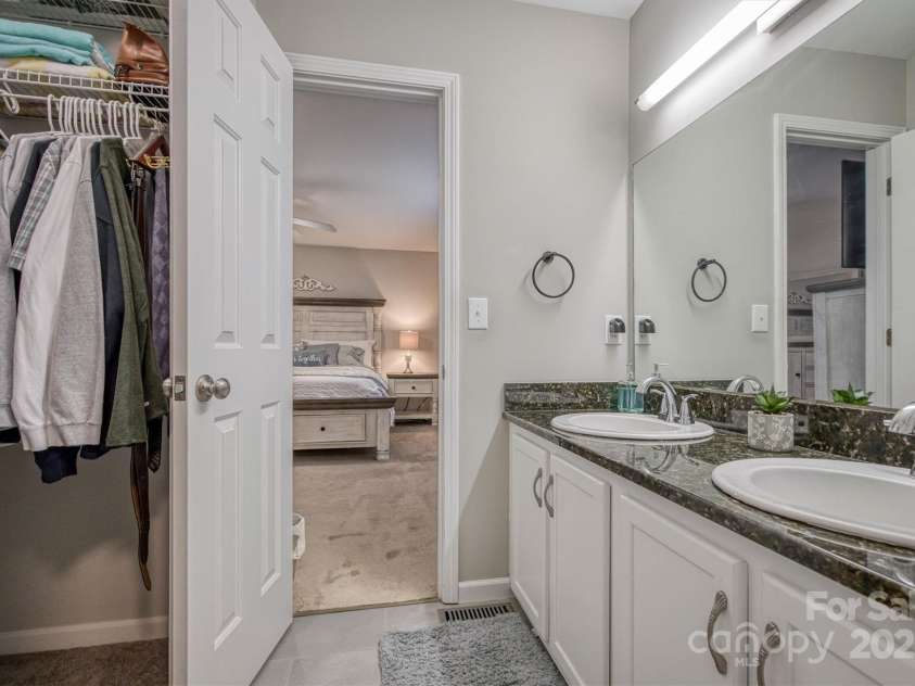3704 25th Street Place, Hickory, NC 28601.  MLS# CAR4242158, YatesRealty ID 10004. Primary walk-in closet