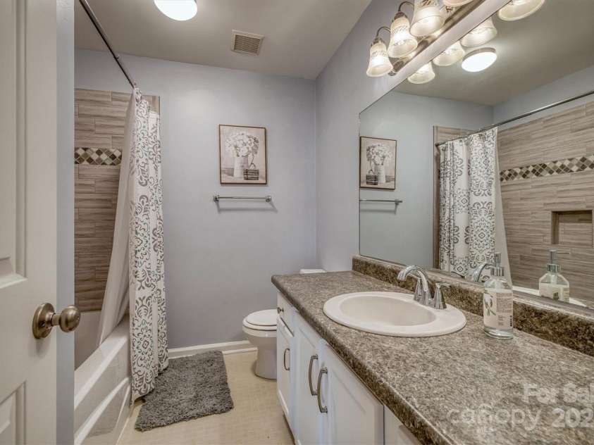 3704 25th Street Place, Hickory, NC 28601.  MLS# CAR4242158, YatesRealty ID 10004. Second full bathroom