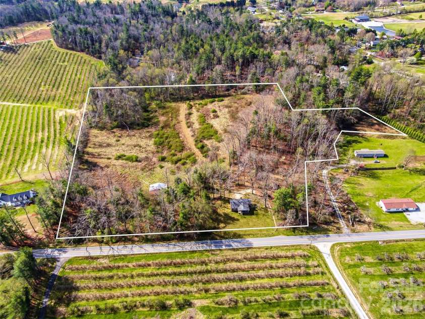 984 Pace Road, Hendersonville, NC 28792.  MLS# CAR4367366, YatesRealty ID 10005. 