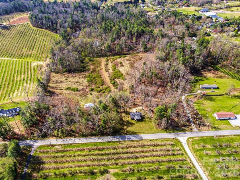 984 Pace Road, Hendersonville, NC 28792.  MLS# CAR4367366, YatesRealty ID 10005. 