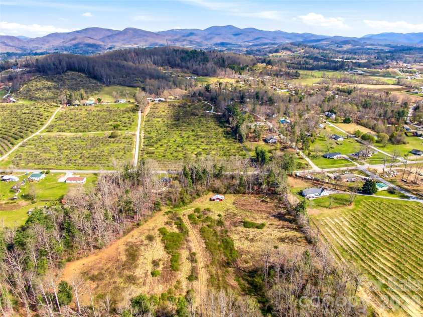984 Pace Road, Hendersonville, NC 28792.  MLS# CAR4367366, YatesRealty ID 10005. 