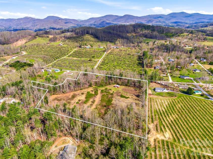 984 Pace Road, Hendersonville, NC 28792.  MLS# CAR4367366, YatesRealty ID 10005. 