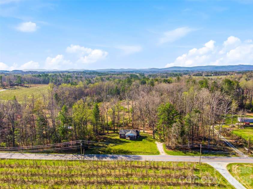 984 Pace Road, Hendersonville, NC 28792.  MLS# CAR4367366, YatesRealty ID 10005. 