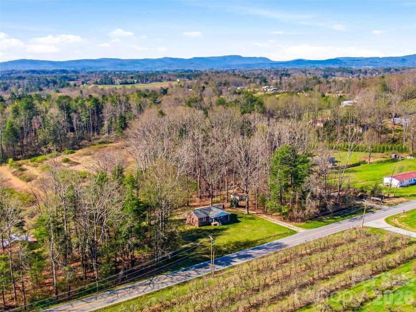 984 Pace Road, Hendersonville, NC 28792.  MLS# CAR4367366, YatesRealty ID 10005. 