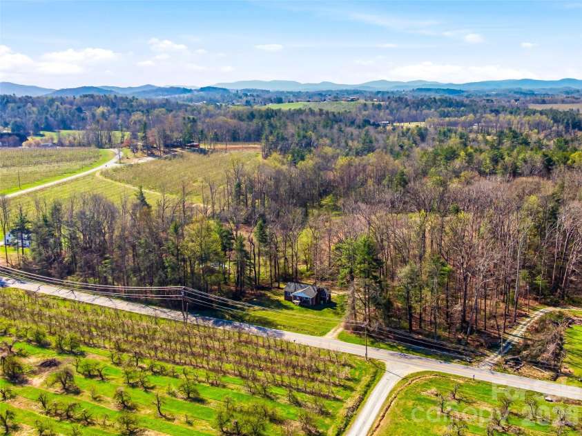 984 Pace Road, Hendersonville, NC 28792.  MLS# CAR4367366, YatesRealty ID 10005. 