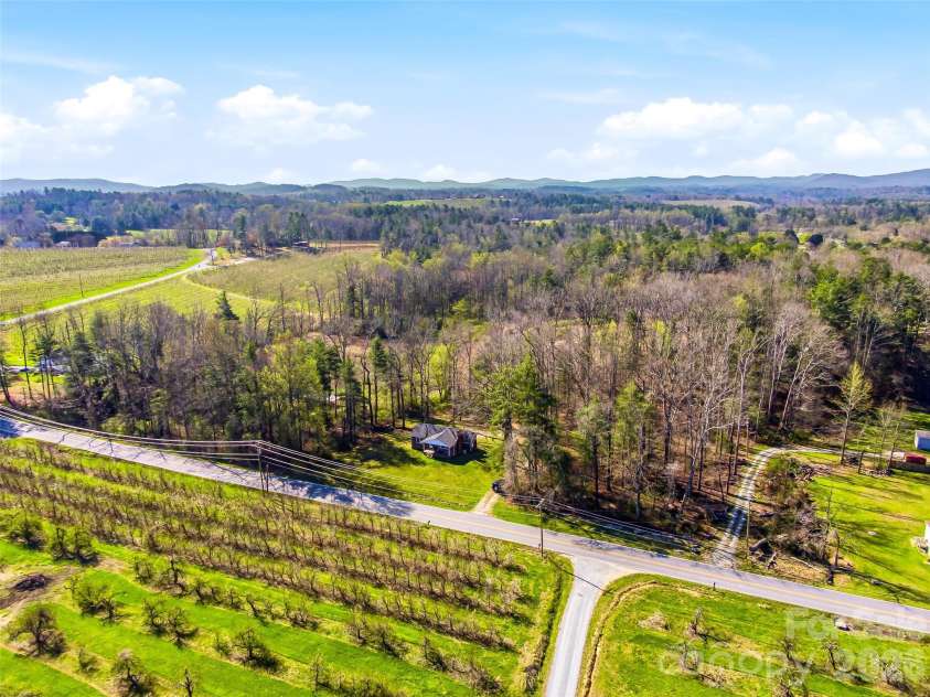 984 Pace Road, Hendersonville, NC 28792.  MLS# CAR4367366, YatesRealty ID 10005. 