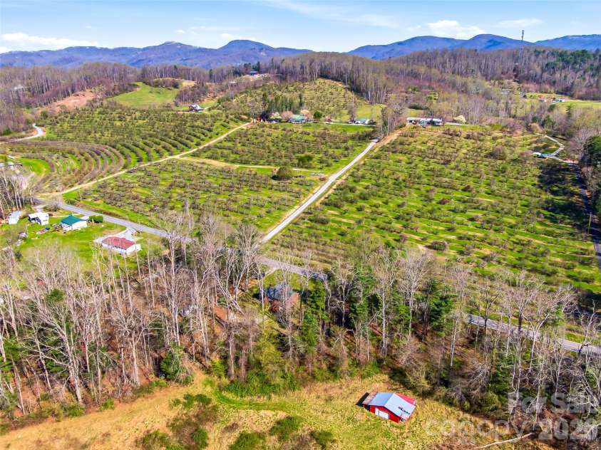 984 Pace Road, Hendersonville, NC 28792.  MLS# CAR4367366, YatesRealty ID 10005. 