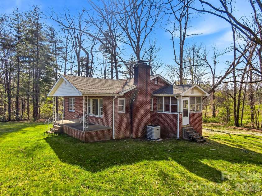 984 Pace Road, Hendersonville, NC 28792.  MLS# CAR4367366, YatesRealty ID 10005. 