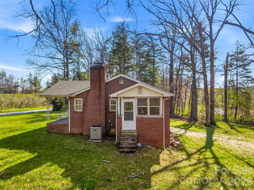 984 Pace Road, Hendersonville, NC 28792.  MLS# CAR4367366, YatesRealty ID 10005. 