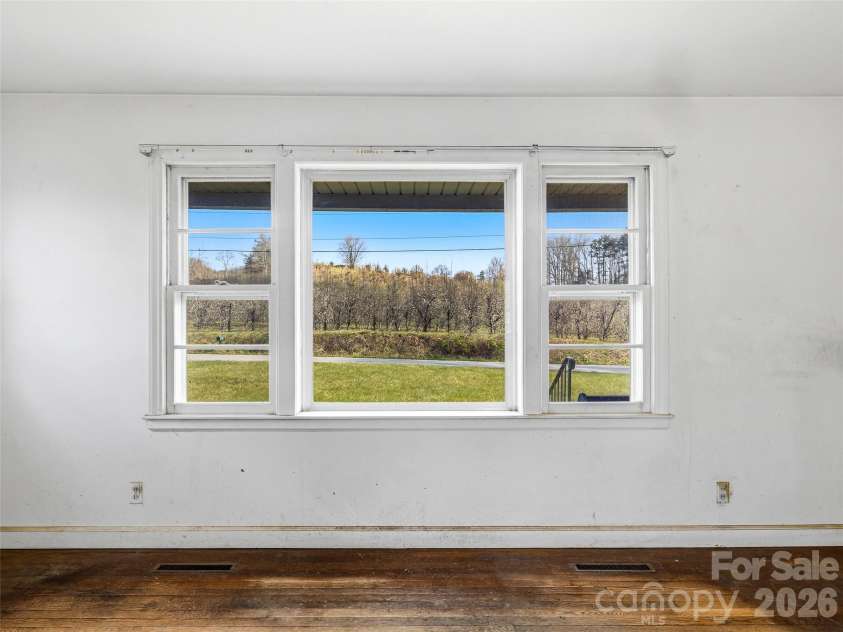 984 Pace Road, Hendersonville, NC 28792.  MLS# CAR4367366, YatesRealty ID 10005. 
