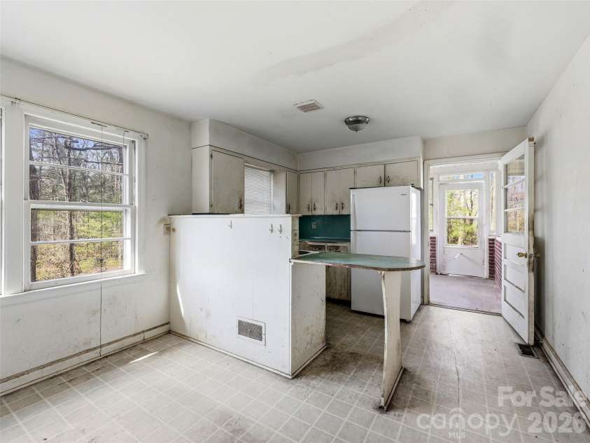 984 Pace Road, Hendersonville, NC 28792.  MLS# CAR4367366, YatesRealty ID 10005. 