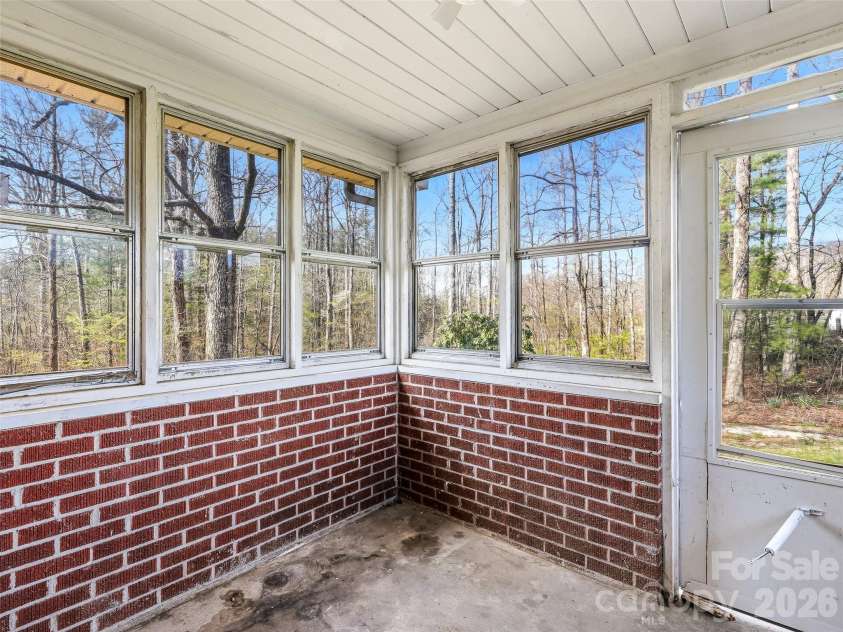 984 Pace Road, Hendersonville, NC 28792.  MLS# CAR4367366, YatesRealty ID 10005. 