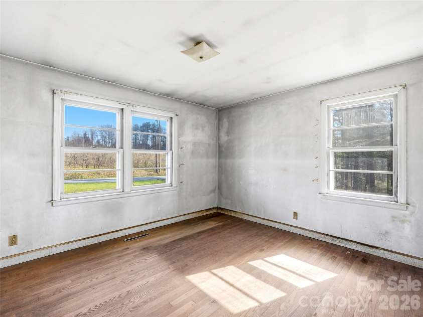 984 Pace Road, Hendersonville, NC 28792.  MLS# CAR4367366, YatesRealty ID 10005. 