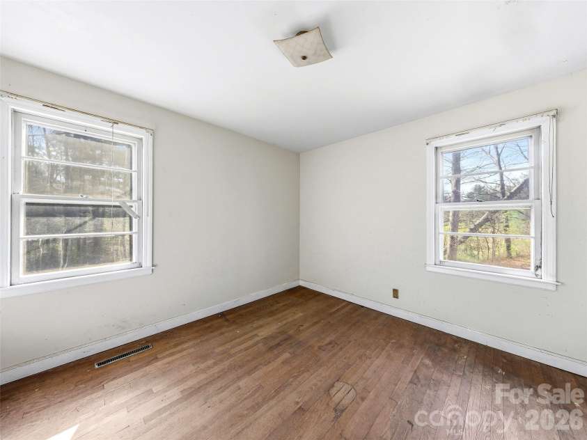 984 Pace Road, Hendersonville, NC 28792.  MLS# CAR4367366, YatesRealty ID 10005. 