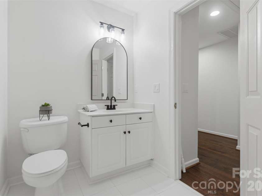 11282 Ballanvilla Drive, Charlotte, NC 28277.  MLS# CAR4362908, YatesRealty ID 10007. Full Hall Bath