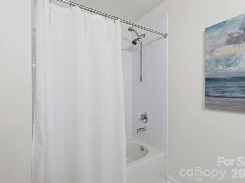 11282 Ballanvilla Drive, Charlotte, NC 28277.  MLS# CAR4362908, YatesRealty ID 10007. Full Hall Bath