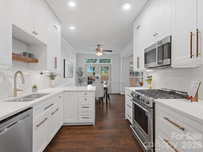 11282 Ballanvilla Drive, Charlotte, NC 28277.  MLS# CAR4362908, YatesRealty ID 10007. High End Appliances