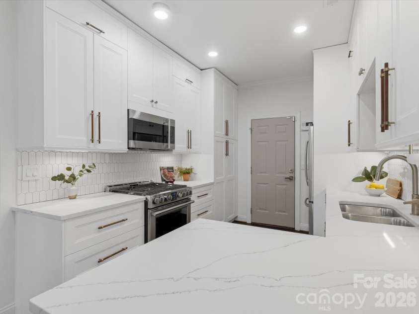 11282 Ballanvilla Drive, Charlotte, NC 28277.  MLS# CAR4362908, YatesRealty ID 10007. Kitchen - Lots of Work Space