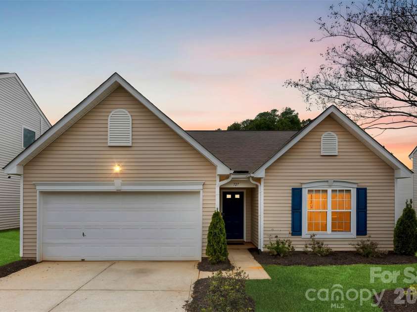 727 Almora Drive, Charlotte, NC 28216.  MLS# CAR4360359, YatesRealty ID 10008. 