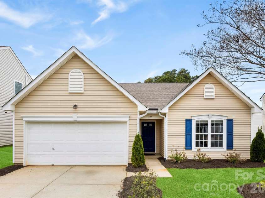 727 Almora Drive, Charlotte, NC 28216.  MLS# CAR4360359, YatesRealty ID 10008. 