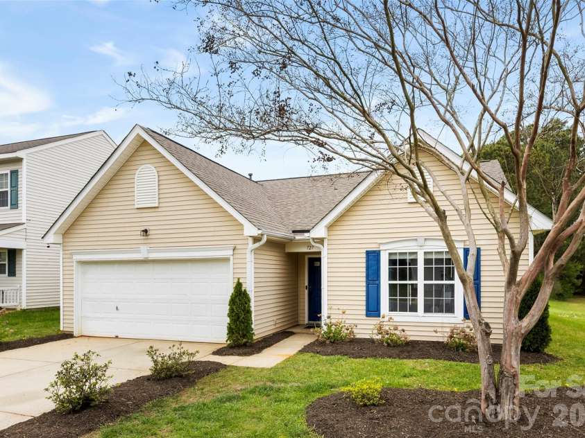 727 Almora Drive, Charlotte, NC 28216.  MLS# CAR4360359, YatesRealty ID 10008. 