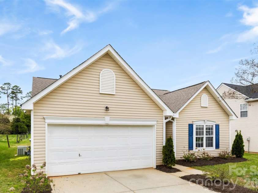 727 Almora Drive, Charlotte, NC 28216.  MLS# CAR4360359, YatesRealty ID 10008. 