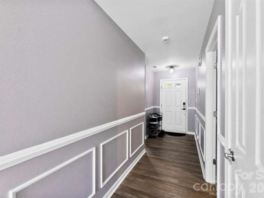 727 Almora Drive, Charlotte, NC 28216.  MLS# CAR4360359, YatesRealty ID 10008. 