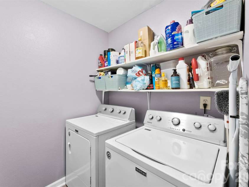 727 Almora Drive, Charlotte, NC 28216.  MLS# CAR4360359, YatesRealty ID 10008. 