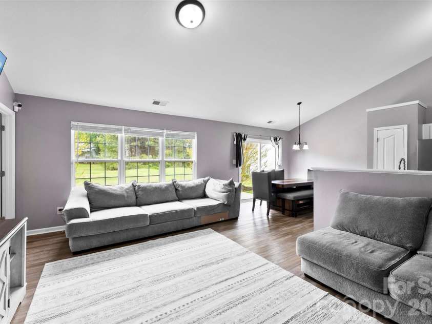 727 Almora Drive, Charlotte, NC 28216.  MLS# CAR4360359, YatesRealty ID 10008. 