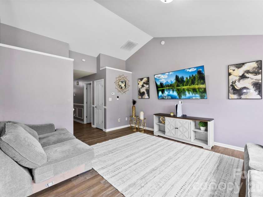 727 Almora Drive, Charlotte, NC 28216.  MLS# CAR4360359, YatesRealty ID 10008. 