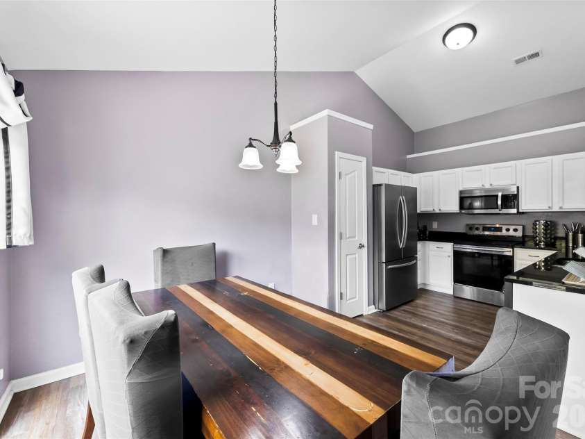 727 Almora Drive, Charlotte, NC 28216.  MLS# CAR4360359, YatesRealty ID 10008. 