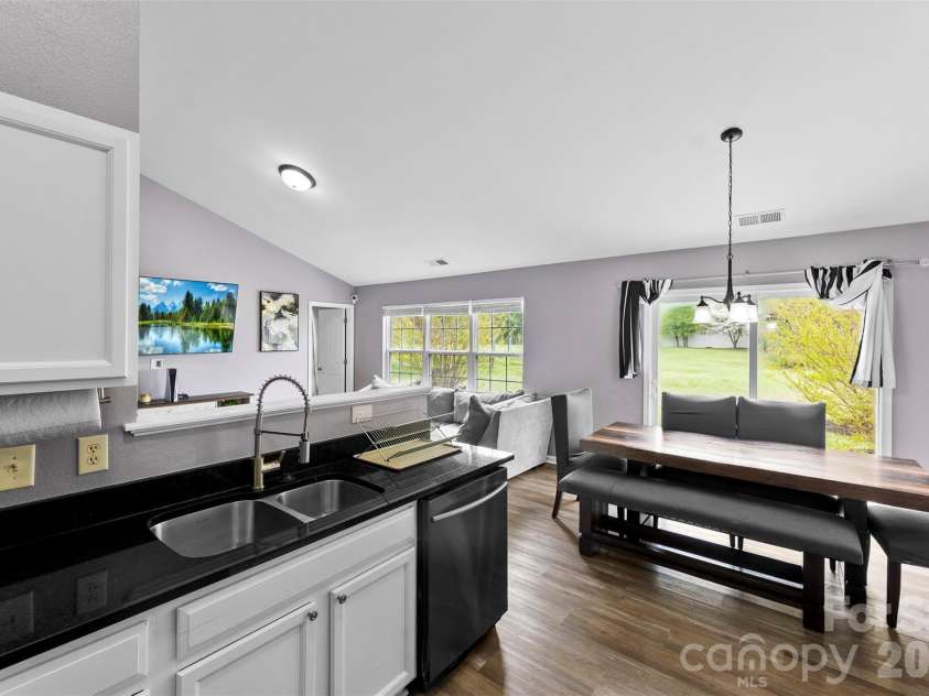 727 Almora Drive, Charlotte, NC 28216.  MLS# CAR4360359, YatesRealty ID 10008. 