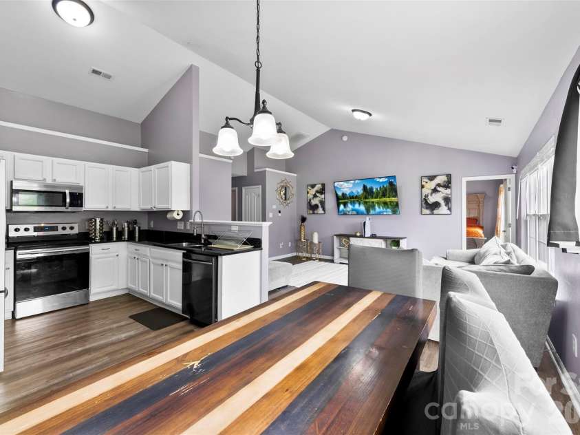 727 Almora Drive, Charlotte, NC 28216.  MLS# CAR4360359, YatesRealty ID 10008. 