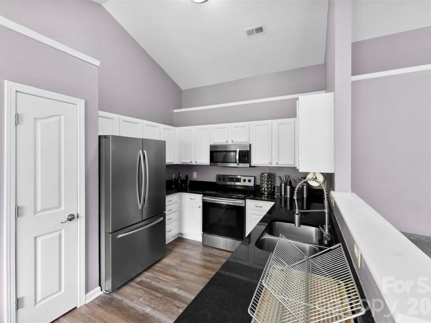 727 Almora Drive, Charlotte, NC 28216.  MLS# CAR4360359, YatesRealty ID 10008. 